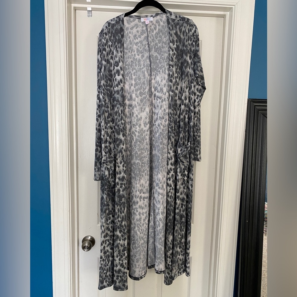 Lularoe Snow Leopard Sarah Duster Cardigan Sweater Size Small